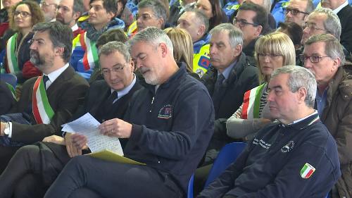 Sergio Bolzonello (Vicepresidente Regione FVG e assessore Attività produttive, Turismo e Cooperazione), Paolo Panontin (Assessore regionale Autonomie locali e Coordinamento Riforme, Comparto unico, Sistemi informativi, Caccia e Risorse ittiche, delegato Protezione civile) e Angelo Borrelli (Capo Dipartimento Protezione Civile) alla Giornata del volontario della Protezione civile - Pordenone 02/12/2017